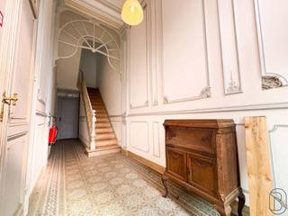 <p>Prachtig herenhuis, ideaal gelegen aan de boulevards van Doornik, opgedeeld in drie ruime appartementen in perfecte staat, allemaal verhuurd en met kelders in de onderbouw.</p><p>Gelijkvloers: Appartement van 70m² met een mooie leefruimte, ingerichte keuken, slaapkamer, badkamer, terras en tuin van 400m². Verhuurd voor €780/maand.</p><p>1e verdieping: Appartement van 60m² met een lichte woonkamer, ingerichte keuken, slaapkamer, bureau, badkamer en balkon/terras. Verhuurd voor €680/maand.</p><p>2e verdieping: Duplex met woonkamer, ingerichte keuken en grote slaapkamer op de bovenverdieping. Verhuurd voor €600/maand.</p><p>Technische kenmerken: Volledig dubbel glas, centrale verwarming op gas, elektriciteit conform tot 2037, maandelijkse huuropbrengst: €2.030.</p>