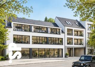 Nieuwbouwappartement met tal van licht dankzij zijn twee terrassen.<br /><br />Indeling APPARTEMENT 2:<br />Via de gemeenschappelijke trap of lift komt u binnen in een ruime hal dat leidt naar de open leefruimte en zijn grote aansluitende keuken. Naast de keuken hebben we een praktische berging. Vanuit de leefruimte kunnen we naar het voorste terras (9,53m²) dat uitkijkt op het Astridplein. Dankzij de grote raampartijen vooraan genieten we zowel in de keuken als in de leefruimte van veel natuurlijk lichtinval.<br />Verder beschikt dit appartement nog over een gastentoilet, badkamer, en twee slaapkamers. Het unieke element hier is het tweede en grote terras (14,84) aan de achterzijde dat niet enkel via de slaapkamers te betreden valt maar ook vanuit de inkomhal, perfect voor uw bezoekers dus!<br />Bij dit appartement hoort een staanplaats en berging op het gelijkvloers dat bij aan te kopen is.<br /><br />Verkoop onder btw-stelsel.<br /><br />Wenst u meer info, contacteer IMMO SP op het nummer 014/51.95.00of via caro@immosp.be