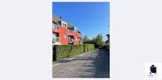ENERGIEZUINIG EN EIGENTIJDS 1-SLAAPKAMERAPPARTEMENT MET BALKON – EPC A! In deze opvallende residentie bij het binnenkomen van de stad, vind je...