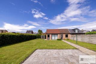 Charmante woning op een toplocatie te Herenthout!<br /><br />Droomt u ervan om te wonen in een zeer rustige verkaveling vlak bij het centrum van Herenthout? Dan is deze woning perfect voor u.<br /><br />Via de inkomhal betreedt u deze woning waar meteen het gevoel van thuiskomen overheerst. Een apart gastentoilet en ingemaakte kasten zorgen voor extra comfort in de inkomhal. Op de gelijkvloerse verdieping aan de straatkant bevindt zich een bureauruimte met ingemaakte kasten die eventueel gebruikt kan worden als slaapkamer. De ruime en lichtrijke woonkamer vormt samen met de volledige geïnstalleerde en moderne open keuken het hart van de woning. Dankzij de grote raampartijen en de lichtkoepel boven de keuken geniet deze aangename leefruimte van veel natuurlijke lichtinval. Tevens kan u op de gelijkvloerse verdieping een wasplaats & garage terugvinden.<br /><br />Op de eerste verdieping bevinden zich de master bedroom, 2 ruime slaapkamers & de badkamer die voorzien is van een lavabo, een bad en een toilet.<br /><br />Buiten geniet u van een heel aangenaam terras en een gezellige tuin waar het heerlijk vertoeven is op zomerdagen.<br />Achteraan op het perceel bevindt zich een ruim tuinhuis met mogelijkheid tot berging of om gezellig te vertoeven!<br /><br />Pluspunten:<br />+ Toplocatie in Herenthout<br />+ Kwalitatieve afwerking<br />+ Zonnige tuin<br />+ 3 slaapkamers, mogelijkheid tot 4.<br />+ Gerenoveerde keuken<br /><br />Hebt u interesse in deze rustig gelegen woning in Herenthout?<br />Contacteer ons via info@debaco.be of bel ons op 014/73.77.77 voor een bezoek ter plaatse!