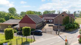 Droomt u van een landelijke woning met veel ruimte, weiden en bijgebouwen? Dan is deze eigendom beslist een bezoek waard.
Gelegen op een perceel van maar liefst 78 are 90 centiare, met weiden vrij van pacht, biedt deze hoeve alle troeven voor wie houdt van rust, natuur en ruimte. De woning beschikt op het gelijkvloers over een inkomhal, leefruimte, ruime keuken, badkamer, wasplaats en een slaapkamer. Op de verdieping bevinden zich nog twee slaapkamers en een aanpalende zolder van ongeveer 100 m², ideaal om extra slaapkamers of een hobbyruimte te creëren.
Daarnaast zijn er twee ruime loodsen en een bijkomende stalling, waardoor deze eigendom uitermate geschikt is voor landbouwactiviteiten, paarden- of dierenliefhebbers.
Ook voor wie een ander project voor ogen heeft, biedt deze hoeve interessante perspectieven. Een functiewijziging is bespreekbaar, afhankelijk van het beoogde project en steeds onder voorbehoud van de geldende stedenbouwkundige voorschriften.
Interesse? Contacteer Sophie via 0496 71 50 59 of mail naar info@immosophieenco.be voor meer informatie of een bezoek