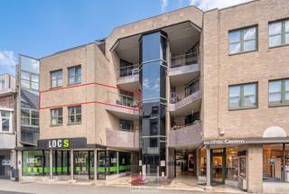 Charmant appartement met 2 slaapkamers van circa 140 m² gelegen in het centrum van Lanaken. Dit appartement beschikt over een ruime leefruimte, keuken, berging, badkamer, 2 slaapkamers, dressing, 2 ondergrondse parkeerplaatsen en kelderberging. Lift aanwezig! <br /><br />Ontdek dit appartement (Residentie Passage Begas), ideaal gelegen in het centrum van Lanaken, aan de Stationsstraat. Dankzij de centrale ligging bevinden winkels, supermarkten, horecazaken, openbaar vervoer en andere dagelijkse voorzieningen zich op wandelafstand.<br /><br />Bezichtig deze woning ook digitaal en 'loop' zelf door de woning. Kijk daarvoor op onze website of via: <br />https://my.matterport.com/show/?m=BtkSaoKNPcP<br /><br />INDELING:<br />Tweede verdieping:<br />- Inkomhal met vestiaire en apart gastentoilet met fonteintje;<br />- Zeer ruime leefruimte met houten vloer en airco;<br />- Vanuit de leefruimte heeft u toegang tot de terrassen aan zowel de voor- als achterzijde. Het voorterras biedt een mooi uitzicht op de Stationsstraat;<br />- Keuken met granieten werkblad, inductiekookplaat (AEG), dampkap, magnetron (Bosch) en frigo van Liebher;<br />- Aansluitend bevindt zich een praktische berging met aansluitingen voor een wasmachine en droogkast en handig werkblad; <br />- Het terras aan de achterzijde beschikt over een elektrisch zonneluifel;<br />- Nachthal met toegang tot de badkamer, twee slaapkamers en de dressing.<br />- De badkamer is voorzien van een douchecabine en toilet;<br />- De dressing beschikt over inbouwkasten en een wastafelmeubel;<br />- 2 slaapkamers (circa 13m² + 15m²), beide voorzien van inbouwkasten. Eén van de slaapkamers beschikt bovendien over airco.<br /><br />Parkeerkelder:<br />- Twee autostaanplaatsen en een privatieve, afgesloten kelderberging.<br />- De parkeerkelder is bereikbaar via een elektrische toegangspoort aan het Europaplein.<br /><br />Er is een lift in het gebouw. De gemeenschappelijke kosten bedragen € 135,00 per maand.<br /><br />Energieprestatie en binnenklimaat (EPB-EPC)<br />Certificaat beschikbaar: ja <br />EPC certificaatnummer: 20260805-0003928487-RES-1<br />Berekende energiescore: (kWh/m²): 175 kWh<br />Het certificaat is geldig tot en met: 05/08/2036<br />Elektrische installatie: in opmaak<br /><br />Informatie stedenbouwkundige voorschriften:<br />Stedenbouwkundige vergunning: ja<br />Meest recente bestemming: gebieden voor gemeenschapsvoorziening en openbaar nut + woongebieden<br />Dagvaarding uitgebracht: neen<br />VOORKOOPRECHT OP DIT GOED: neen<br />VERKAVELINGSVERGUNNING: neen<br />WATERGEVOELIG OPENRUIMTEGEBIED: neen<br />Maatregelenregister: neen<br /><br />Overstromingsgevoelige gebieden: <br />Perceelscore of P-score : A<br />Gebouwenscore of G-score: A<br />Ligging in Signaalgebied: neen<br />Ligging in afgebakende oeverzone of afgebakend overstromingsgebied: neen<br />Ligging in een risicozone voor overstromingen: neen<br /><br />A:geen overstroming gemodelleerd B: kleine kans op overstromingen onder klimaatverandering C: kleine kans op overstromingen D: middelgrote kans op overstromingen<br /><br />Beschermd erfgoed<br />GEINVENTARISEERD ERFGOED: neen<br />BESCHERMD ONROEREND ERFGOED: neen