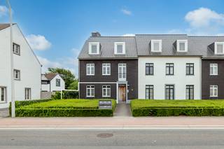 Welkom in dit aangename gelijkvloerse appartement, ideaal gelegen op een steenworp van het gezellige centrum van Hoogstraten. Hier geniet u van alle dagelijkse voorzieningen binnen handbereik, terwijl u toch thuiskomt in een rustige en comfortabele woonomgeving.<br /><br />Bij het betreden van het appartement wordt u verwelkomd in de inkomhal die toegang geeft tot de verschillende leefruimtes. De lichtrijke leefruimte met open keuken vormt het hart van de woning en biedt een aangename plek om te ontspannen, te koken en gezellig samen te zijn. Dankzij de praktische indeling geniet u hier van een optimaal ruimtegevoel.<br /><br />Verder beschikt het appartement over twee volwaardige slaapkamers, een verzorgde badkamer, apart toilet en een ruime berging die zorgt voor extra comfort en opbergruimte. Aan de achterzijde bevindt zich een tuin met terras waar u in alle rust kunt genieten van een kop koffie, een gezellige barbecue of een zonnige namiddag.<br /><br />Als extra troef zijn er 2 staanplaatsen inbegrepen, zodat u steeds over een parkeerplaats beschikt.<br /><br />Met winkels, horeca, scholen, openbaar vervoer en het bruisende centrum van Hoogstraten op korte afstand, combineert deze eigendom een uitstekende bereikbaarheid met comfortabel wonen.<br /><br />De maandelijkse gemeenschappelijke kosten bedragen € 100.<br /><br />Bent u op zoek naar een verzorgd appartement op een centrale locatie in Hoogstraten? Dan nodigen wij u graag uit om deze eigendom zelf te ontdekken.