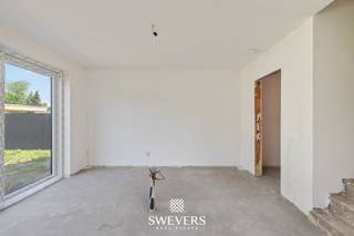 Voor uitgebreide info, surf naar www.SWEVERS.be! – Zeer energiezuinig, uiterst stijlvol, landelijke uitstraling én een absolute toplocatie. Wie hier plots enkele belangrijke troeven van zijn wenslijst hoort afgevinkt worden haast zich best naar de Diestersesteenweg vlakbij het centrum van Paal. Deze prachtige, vrijstaande nieuwbouw villa kan binnenkort immers jouw warme en fijne nieuwe thuis worden. Op dit knappe perceel van 5a 73ca schittert binnenkort een wondermooie, stijlvolle en bovenal uiterst energiezuinige nieuwbouwwoning. De buitenkant wordt gerealiseerd met een zeer gracieuze pastorie-‘look’. Aan de binnenzijde heb jij het voor het zeggen. Jij bepaalt namelijk mee hoe jouw droomwoning dient afgewerkt te worden om volledig te voldoen aan jouw smaak en wensen. Gelijkvloers krijg je naast de inkomhal, met gastentoilet, een grote leefruimte met open keuken. Beide delen genieten van een zalige hoeveelheid natuurlijke lichtinval en zicht op de tuin. Verder is er gelijkvloers nog een handige berging. Boven is er een zeer grote badkamer en twee slaapkamers waarvan de master bedroom zelfs een inloop dressing esnuite krijgt. De vaste trap naar de zolder zorgt ook nog eens voor 46m² aan extra potentieel. Interesse? Tel. 011 255 155. Bron bewoonbare oppervlakte: EPC – verslag.