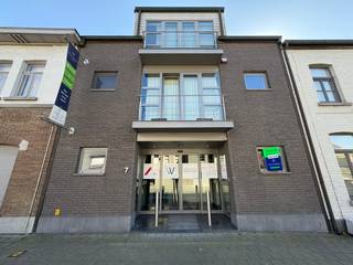 <br />Deze ruime handelsruimte is ideaal gelegen in <strong>Tiegem</strong> en biedt een totaaloppervlakte van <strong>170m²</strong>. De balie met automatische dubbele glazen deur leidt naar een open ruimte die naar eigen wens kan worden ingericht. Er zijn archiefkasten aanwezig voor een georganiseerde werkomgeving.<br />Daarnaast zijn er twee afgesloten ruimtes met glazen wanden die dienst kunnen doen als kantoor of vergaderruimte. Sanitaire voorzieningen en extra bergruimte zijn aanwezig om aan alle behoeften te voldoen.<br />De ruime kelder, uitgerust met een goederenlift, biedt extra opslagmogelijkheden. Een volledig uitgeruste keuken maakt het gemakkelijk om maaltijden te bereiden, en het gezellige zonnige terras is perfect voor ontspanning. CV op aardgas. <strong>Onmiddelijk beschikbaar</strong><br /><br /><u><strong>5 keer wauw!</strong></u><br />Uitstekende ligging<br />Compleet pakket<br />Instapklaar<br />Veelzijdig gebruik<br />EPC; label B<br /><br />Voor meer info of een bezoek contacteer Realimmo via info@real-immo.be<br /> 