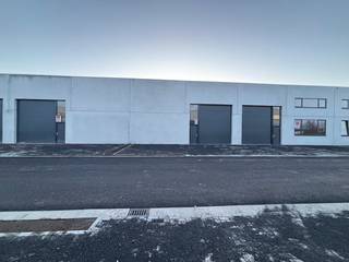 KMO-unit te huur van ca. 217 m² op de Reynaertsite te Vichte.De casco opslagruimtes hebben een vrije hoogte van 6 meter en zijn voorzien van...