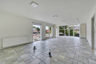 Vous recherchez un bien où vie privée et activité professionnelle se combinent parfaitement ? Alors cette spacieuse maison de commerce à...