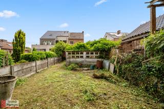 Ben je op zoek naar een vastgoedproject met potentieel in het landelijke Rillaar?<br />Deze halfopen bebouwing aan de Ebdries 26 biedt een leuke kans voor wie graag de handen uit de mouwen steekt. Deze woning is rustig gelegen in een groene omgeving, maar toch met een vlotte verbinding naar de omliggende dorpskernen en de oprit van de E314. Wat deze eigendom bijzonder maakt, is dat de woning beschikt over een solide structuur en een handige oprit die doorloopt tot aan de achterzijde van de woning waar zich de garage bevindt. <br /><br />Dit pand wacht op een renovatie om getransformeerd te worden tot een moderne, gezellige gezinswoning. Hoewel er momenteel nog werk aan de winkel is op het vlak van de energiezuinigheid en het asbestveilig maken van het gebouw, geeft dit je net de perfecte gelegenheid om de isolatie en technieken volledig naar eigen hand te zetten. <br /><br />Binnenin tref je een verrassend ruime leefruimte aan met een gezellige kachel van waaruit je de lichtrijke, aanpalende eetkamer inkomt. De achterliggende keuken, biedt een direct contact met de tuin en de vrijstaande garage. Via de inkomhal kan je met de vaste trap de eerste verdieping bereiken die plaats biedt aan de badkamer, 2 grote slaapkamers en een kleine kamer die kan dienen als bureau of slaapkamer. Er is toegang tot de zolder via een trapluik  in de nachthal. Extra bergruimte is mogelijk in de droge kelder. De oprit aan de zijkant van het huis loopt door tot aan de vrijstaande garage. De woning is eveneens toegankelijk via de zijdeur in de keuken.<br /><br /><u><strong>INDELING:</strong></u><br /><strong>Gelijkvloers:</strong> inkomhal, leefruimte, keuken, toilet<br /><strong>1ste verdieping:</strong> nachthal, 2 ruime slaapkamers, 1 kleinere slaapkamer, badkamer<br /><strong>Zolder:</strong> zolderruimte<br /><strong>Tuin:</strong> oprit, tuin, vrijstaande garage<br /><strong>Kelder:</strong> kelderruimte, stookplaats<br /><br />Ervaar zelf de vele voordelen van deze woning tijdens een persoonlijke rondleiding.<br />Maak vandaag nog je afspraak.<br />Mail naar info@immopersyn.be of bel 013 444 008.