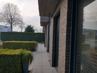 Deze hedendaagse villa heeft een bewoonbaar opp. van ca. 317 m2 en garage van ca. 94 m2 op perceel van 800 m2, rustige straat.<br />Er zijn 4 slpks . Op het 2de bevindt zich ook een grote zolderberging. Op het 1ste is er een berging, dressing en badkamer met bad, douche, WC en infraroodsauna. Master bedroom met airco.<br />Ruime leefruimte, een vernieuwde keuken met o.a. twee combi-ovens en ingebouwde koffiemachine. Grote raampartijen met veel lichtinval. Groot buro met aparte toegang, ideaal voor zelfstandige activiteit of thuiswerk. Op het gelijkvloers extra ruimte voor 5de kamer of extra bureel. Wasruimte met ingebouwde kasten. Er is een alarminstallatie, muziekdistributie, designverlichting en domotica. In de loop der jaren verschillende renovaties ondergaan dus up-to-date en volledig instapklaar. Veel privacy.<br />Garage van 94 m2 met plaats voor 2 auto’s en veel stockageruimte, ideaal voor een zelfstandige activiteit, hobbyruimte of mancave. Veel parkeerplaats.<br />Prachtige, onderhoudsvriendelijke tuin met vijver. Met een EPC-label B, 15 zonnepanelen en laadpaal volledig future proof. Verwarming op stookolie. De woning is centraal gelegen tussen Gent en Brugge met vlotte verbinding met de E40.<br />Bel naar 0474/602069 voor een afspraak en laat je inspireren door deze mooie woning. Geen immo.