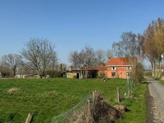 <p>Deze mooie eigendom op 5250 m² grond is prachtig gelegen, in een groene omgeving.</p>
<p>Vanuit de woning, die volledig gerenoveerd dient te worden, is er een fantastisch uitzicht op het aanpalend weiland en de uitgestrekte velden. Ideaal voor dierenliefhebbers en natuurliefhebbers.</p>
<p>Het gelijkvloers is momenteel ingedeeld in een woonkamer, een eetkamer, een keuken en een berging. Op de 1<sup>e</sup> verdieping zijn er verschillende kamers aanwezig en de woning is eveneens voorzien van een kelder.</p>
<p>Op dit perceel, gelegen in agrarisch gebied, zijn verschillende stallingen en een garage aanwezig.</p>
<p>De huidige vergunde functie is landbouw. Indien geen aankoop voor landbouwactiviteit, dan is een voorafgaande omgevingsvergunning vereist.</p>
<p>EPC label F (renovatieplicht van toepassing).</p>