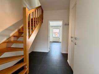 Te Zele, goed gelegen in de winkelstraat, bieden wij U een instapklare duplex appartement te huur aan.<br /><br />Het appartement is gelegen op de eerste en tweede verdieping en bestaat uit een inkomhal, apart toilet, woonkamer met open keuken, berging.<br /><br />Op de tweede verdieping is er een nachthal met badkamer (voorzien van een ligbad, lavabomeubel en toilet), 2 slaapkamers en een wasruimte die ook kan gebruikt worden als dressing.<br /><br />Er is de mogelijkheid om een garage bij te huren in de residentie voor € 60/maand.<br />Gemeenschappelijke kosten € 45/maand.<br /><br />Het appartement is onmiddellijk beschikbaar.<br /><br />Wenst U meer informatie of een kijkje nemen? Aarzel dan niet om ons te contacteren.