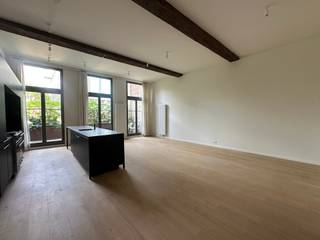 <p><span>Luxueus appartement met authentieke elementen in historisch pand<br /><br />Hof Van Immerseel: Wonen in een historisch complex met een Bourgondische kapel van ca. 1495. Via de impressionante poort bereikt men het eerste binnenplein. Hier bevindt zich de inkom naar de eerste vier luxueuze appartementen met een prachtig evenwicht tussen modern comfort en authentieke elementen zoals molures, houten steunbalken, prachtige vloeren, … . Rondom het tweede binnenplein bevindt zich het koetshuis en twee moderne glazen appartementen.</span></p>
<p><span> </span></p>
<p><span>Indeling : De royale leefruimte met hoge plafonds voorzien van de originele steunbalken en parket baadt in het licht. De open keuken met kookeiland is uitgerust met een Lacanche gasfornuis, vaatwasmachine en grote koelkast. Via de nachthal en gastentoilet met handenwasser bereikt men een royale kamer met sierschouw, originele tegelvloer en houten wandpanelen. Verder heeft het appartement nog een tweede slaapkamer en een badkamer met inloopdouche en dubbel wastafelmeubel. Op de twee terrassen kan men met veel privacy genieten van de buitenlucht.</span></p>
<p><span> </span></p>
<p><span>Bijzonderheden:</span></p>
<ul>
<li><span>Authentieke elementen zoals steunbalken, parketvloeren, originele tegelvloeren, impressionante sierschouw, …</span></li>
<li><span>Plafondhoogtes tot 3,5 meter</span></li>
<li><span>Veel lichtinval</span></li>
<li><span>Hoogwaardige afwerking</span></li>
<li><span>Mogelijkheid tot het huren van een autostaanplaats aan 125 € / maand</span></li>
<li><span>Dit appartement kan via een vennootschap gehuurd worden.</span></li>
</ul>
<p><span> </span></p>