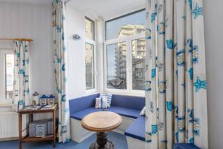 Résidence SYLVIANE : dans un petite copropriété situé à 30m de la digue de Westende-bains et près du centre, agréable appartement de coin situé au 1er étage sans ascenseur et comprenant : un hall d'entrée avec vestiaire, un living très lumineux avec une vue dégagé sur un parc et bénéficiant également d'une vue latérale sur la mer, une cuisine équipée, deux belles chambres à coucher, une salle de bains avec baignoire et lavabo, petite terrasse situé sur la façade arrière, toilette séparée et emplacement de rangement dans la cave au sous-sol. Chauffage central au gaz et nouveaux châssis en PVC. Frais communs peu élevés. Très belle hauteur sous plafond.