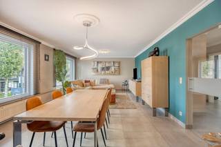 The commercial building: A bright retail space with a large window, completely renovated in 2017. Ideal for retail, a liberal profession or a...