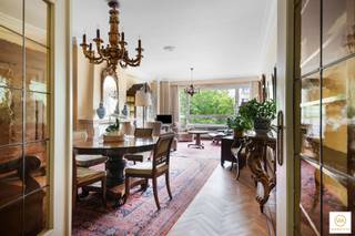 <p><span>Het groene Stadspark om de ene hoek en het theaterplein om de andere hoek. Het Centraal Station, gezellige markten en trendy restaurants op korte afstand maakt dat dit stadsappartement een echte aanrader is. Dit prima onderhouden doch op te frissen appartement van ca 110 m² bew.opp. is prima ingedeeld met een lichte leefruimte op parket aan de straatkant. Een te vernieuwen keuken en badkamer, vestiare en gastentoilet. Drie volwaardige kamers aan de achterzijde. Een gemeenschappelijke fietsenstalling beneden en ook voor uw wagen is er een oplossing. Deze kan je kwijt op een huurplaats in de ondergrondse parking van de Nationale Bank (over je deur!).</span></p><p><span> Karaktervolle appartement op een topligging!</span></p>