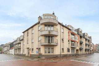 <p>Het appartement is gelegen in het centrum van Maldegem op wandelafstand van alle mogelijke winkels, scholen en openbaar vervoer. Daarnaast is er een vlotte verbinding met het binnenland en de kust.</p>
<p>Het appartement is gelegen op de tweede verdieping (te bereiken via de lift) en is ingedeeld in: leefruimte met open keuken, berging, apart toilet, badkamer (met douche en lavabo) en slaapkamer met bureauhoek. Vanuit de leefruimte is er toegang tot het zuidwest gerichte balkon.</p>
<p>Het appartement is momenteel vast verhuurd voor €739/maand en kan zo eveneens de ideale investering vormen.</p>
<p>Van dit appartement uw nieuwe thuis óf een gedroomde investering maken?</p>
<p>Contacteer Bonne Vastgoed 7 op 7 voor meer info via 050/73.73.73 of info@bonnevastgoed.be</p>
