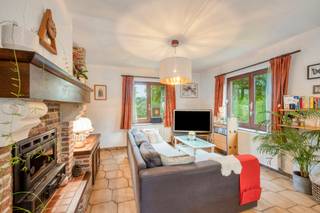 <strong>Rustig en landelijk gelegen woning in Kumtich met onder meer 3 slaapkamers, een garage, veel natuurlijke lichtinval en een aangename, groene tuin. De woning beschikt bovendien over zonnepanelen en heeft een EPC-label C. Watertoets A/A.</strong><br /><br />Op het gelijkvloers bestaat de woning uit een inkomhal, apart toilet, ruime woonkamer, keuken, wasplaats en garage.<br /><br />Op de eerste verdieping bevinden zich een nachthal, 3 slaapkamers en een badkamer.<br /><br />De woning beschikt aan de voorzijde over een ruime voortuin met oprit, die plaats biedt aan 2 wagens. Aan de achterzijde geniet u van een aangename en groene tuin met een ruim terras, een grasveld en een tuinhuis.<br /><br />De groene omgeving en de ruime tuin zorgen voor een aangename woonbeleving met volop privacy.<br /><br />De woning is gelegen in een autoluwe straat met uitstekende verbinding.<br /><br />Interesse? Neem gerust contact met ons op voor meer informatie of een bezoek.