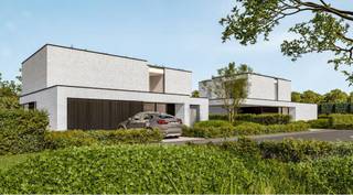 Deze stijlvolle villa in het Seminariehof werd ontworpen met oog voor ruimte, comfort en verfijning. De woning combineert een strakke architectuur met moderne technieken die bijdragen aan een duurzame en energiezuinige levensstijl. Zo bereik je dankzij de warmtepomp, vloerverwarming en zonnepanelen een uitstekend E-peil van E20.
De open leefruimte met eetkamer en salon vloeit naadloos over in de keuken, die je volledig volgens jouw eigen smaak kan afwerken. Op het gelijkvloers bevindt zich tevens een slaapkamer met inloopdouche en een ruime berging, wat zorgt voor extra comfort en praktische opbergruimte. Op de bovenverdieping vind je maar liefst 3 volwaardige slaapkamers en twee badkamers, ideaal voor grotere gezinnen of wie gewoon graag wat extra ruimte heeft. Het perceel van 988 m² garandeert een ruime, groene tuin met optimale privacy. Dankzij de grote glaspartijen geniet je binnen van een overvloed aan natuurlijk licht en een directe connectie met de buitenomgeving. De tuin is bovendien zuid gericht, ideaal om de hele dag van de zon te genieten.
Als koper geniet je bovendien van volledige inspraak in de afwerking van keuken, badkamers, vloeren en binnendeuren, zodat je deze woning volledig kan laten aansluiten bij jouw persoonlijke stijl.
Benieuwd naar deze unieke woning in Rumbeke? Neem gerust contact met ons op en ontdek alle mogelijkheden.