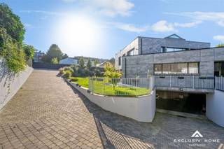 Deze luxueuze villa bevindt zich op een uiterst discrete locatie in de westrand van Brussel, op de grens van St. Agatha Berchem met Molenbeek.De...