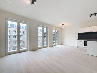 Het appartement is gelegen in de Eugène de Plynstraat en maakt deel uit van de nieuwe ontwikkeling aan de Slachthuislaan. Het is gelegen in een buurt volop in ontwikkeling, nabij restaurants, invalswegen, winkels,...Gelegen op de derde verdieping met lift:- inkomhal met uitsparing voor een vestiairekast- ruime leefruimte op tegel met houtlook. De leefruimte biedt toegang tot het terras- open keuken voorzien van alle toestellen, compleet met inductiekookplaat, ijskast met vriesvak, spoelbak, oven, vaatwasser en voldoende kastruimte.- berging met alle technische voorzieningen en aansluiting voor wasmachine en -droogkast- twee volwaardige slaapkamers- badkamer met inloopdouche, dubbel lavabomeubel, spiegelkast en handdoekdroger- toilet apart- extra berging voor opslagBijzonderheden:- gemeenschappelijke fietsenberging- maandelijkse provisie 175 euro per maand (inclusief verwarming, gemeenschappelijke kosten)- perfect binnenklimaat door ventilatiesysteem D- energiezuinig appartement met vloerverwarming en warmtepomp- per direct beschikbaar- AAA Locatie nabij binnensingel, Park Spoor Noord, het centrumBent u geïnteresseerd in dit appartement te huur te Antwerpen? Aarzel dan niet om contact met ons op te nemen. Wenst u uw eigendom ook te koop of te huur te stellen? We helpen u graag verder. Steeds tot uw dienst om u verder te helpen met al uw vragen over vastgoed.