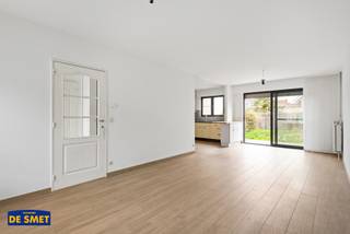 Bent u op zoek naar een rustig gelegen woning?Dan is dit energiezuinig eigendom met zonnepanelen ongetwijfeld iets voor u!Via de inkomhal met apart...