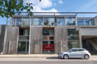 <p><strong>Een unieke combinatie van wonen, werken en genieten, met het centrum van Brugge op wandelafstand!</strong> Deze stijlvolle en veelzijdige woning biedt een lichtrijke leefruimte, een aparte praktijk-/werkruimte en tal van mogelijkheden voor een flexibele invulling. De woning beschikt over <strong>drie terrassen</strong>, waardoor u doorheen de dag heerlijk van de <strong>zon en het buitenleven</strong> kunt genieten.</p>
<p>Indeling: <br />Op het gelijkvloers bevindt zich momenteel een <strong>praktijkruimte met wachtruimte, toilet, douche en lavabo</strong>. Dankzij de flexibele indeling kan deze ruimte ook perfect dienstdoen als kantoor, hobbyruimte of extra woonruimte/kangoeroewoonst (douche en aansluitingen badkamer reeds voorzien). Bovendien is er de mogelijkheid om <strong>één à twee extra slaapkamers</strong> te creëren.<br />De leefruimte met open keuken bevindt zich op de eerste verdieping en geeft rechtstreeks uit op één van de terrassen. Dankzij de grote raampartijen geniet u van veel natuurlijk licht. <br />Op de tweede verdieping bevinden zich <strong>twee slaapkamers</strong>, waarvan één met een ruime ensuite badkamer en de andere met dubbele regendouche, ligbad en lavabo. Vanuit de hoofdslaapkamer heeft u toegang tot een eigen terras <strong>met zicht op de Damse Vaart</strong>.</p>
<p><strong>Een veelzijdige woning met ruimte voor wonen, werken én genieten, op een topligging nabij het centrum van Brugge.<br /><br />Contacteer Bonne Vastgoed 7 dagen op 7 voor meer info via 050/73.73.73 of via info@bonnevastgoed.be </strong></p>
<p></p>