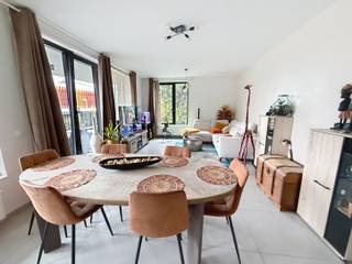 <p><strong>Plan je afspraak via www.living-stone.be</strong></p><p>Appartement met 3 kamers en groot terras. 1e verdieping - lift aanwezig.<br />Dit appartement bestaat uit een inkomhal, aparte wc, woon- en eetruimte, volledig geïnstalleerde open keuken, groot terras, 3 slaapkamers, badkamer met ligbad en dubbele lavabo, douchekamer, wasruimte/berging, kelder en een autostaanplaats. <br />Maandelijks € 210 provisie voor gemeenschappelijke kosten - onderhoud gebouw.<br /><strong>Beschikbaar 01/01/2027</strong>.<br />Mogelijkheid tot huren van tweede autostaanplaats €100/maand + €32 lasten.<br />EPC 42,22kWh/m² (Klasse A) CO2 8,93</p>