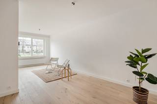 <p><strong>De Jules Moretuslei is zo’n straat waar je vanzelf wat dieper gaat ademen. Gezellig, residentieel en aangenaam breed, met alles wat je nodig hebt op korte afstand. Hier woon je rustig, maar instappen in het gebruis van het dagelijkse leven gaat moeiteloos. We stellen je er met veel liefde voor aan dit gelijkvloers appartement, dat moeiteloos comfort, licht en een fijne buitenplek combineert. Kom binnen...</strong></p><p><strong>Leefruimte met warme parketvloer<br /></strong>De leefruimte voelt meteen huiselijk aan: de parketvloer brengt warmte, het vele natuurlijke licht zorgt voor ademruimte. Een plek waar het intuïtief wonen is, waar je graag thuiskomt en waar leven vanzelf mag gebeuren.</p><p><strong>Keuken die klopt</strong><br />De keuken werd volledig vernieuwd en is afgewerkt met elegante tegels. Praktisch, verzorgd en tijdloos. Alles is aanwezig, zonder overdaad, maar met oog voor comfort.</p><p><strong>Twee slaapkamers, rustig gelegen</strong><br />Met twee slaapkamers biedt dit appartement flexibiliteit. Een hoofdslaapkamer en een extra kamer die perfect kan dienen als bureau, kinderkamer of logeerkamer. Rustig, aangenaam en mooi afgewerkt.</p><p><strong>Badkamer, fris en vernieuwd</strong><br />Ook de badkamer werd volledig gerenoveerd. Strak, fris en klaar voor gebruik. Hier hoef je niets meer aan te doen - gewoon je tandenborstel neerzetten!</p><p><strong>Een tuintje helemaal van jou alleen</strong><br />Achteraan ligt een private tuin die dit fijne gelijkvloers appartementje extra charme geeft. Een plek voor een koffietje, wat groen en frisse lucht, zonder grote onderhoudszorgen.</p><p><strong>Garagebox als vaste waarde<br /></strong>Bij het appartement hoort een garagebox, die verplicht bij aan te kopen is (20.000 euro). Comfortabel, veilig en altijd je eigen plek.</p><p><strong>Verliefd? <u>Info@ugly.be</u></strong></p><p><br /></p>