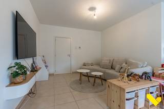 Instapklaar gelijkvloers appartement met ruim terras en tuin.We betreden dit appartementencomplex via de gemeenschappelijke ingang en gaan vervolgens...