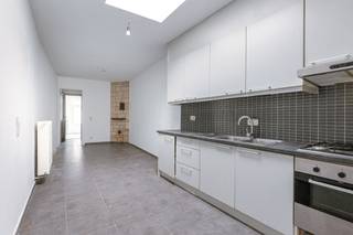 Voor meer info of een bezoek, contacteer Eva via 0475 69 38 22 of via eva@vicusvastgoed.be.<br /><br />STARTPRIJS: €160.000<br /><br />In het centrum van Eernegem bevindt zich deze te renoveren gezinswoning. De woning ligt op fietsafstand van school, bakker en slager en biedt een vlotte verbinding naar Oostende, Torhout en Brugge dankzij de nabijheid van de op- en afrit. <br /><br />Indeling van de woning:<br />Bij het binnenkomen word je verwelkomd in een ruime inkomhal die doorloopt naar de leefruimte aansluitend op de keuken.Boven de keuken zorgt een lichtkoepel voor een overvloed aan natuurlijk daglicht, wat een aangename en open sfeer creëert. Achter de keuken bevindt zich de badkamer, uitgerust met een inloopdouche en toilet. Op de eerste verdieping zijn er twee volwaardige slaapkamers. De tweede verdieping beschikt over een derde slaapkamer en een extra ruimte die perfect kan dienen als kinderkamer, bureau of zolderberging.<br /><br />Daarnaast is er een droge kelder aanwezig, ideaal voor extra opslagruimte.<br /><br />Achter de bestaande tuin is er bovendien de mogelijkheid om een aansluitend perceel grond van 995 m² optioneel bij aan te kopen.<br /><br />Kortom, een woning met een centrale ligging en heel wat potentieel om volledig naar eigen smaak te renoveren. Ideaal voor wie op zoek is naar een renovatieproject op een gunstige locatie.<br /><br />Meer info of een bezoek plannen? Contacteer Eva via 0475 69 38 22 of via eva@vicusvastgoed.be