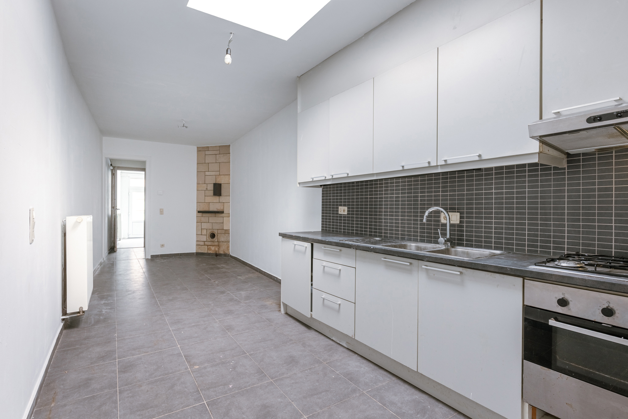 Te renoveren woning met 3 slaapkamers in centrum Eernegem - foto 3