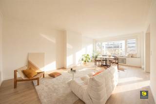 <p><span>Stylish and completely renovated 3-bedroom apartment on the 5th floor - ready to move in and sunny</span></p><p><span>In the heart of Berchem, on a very central and pleasant location, we find this recently fully renovated apartment with a living area of 104 m² (cfr. EPC). The renovation was done with care and quality and the apartment has not been inhabited since so everything is in new condition. Here you will enjoy a combination of contemporary comfort, timeless materials and a warm, inviting atmosphere.</span></p><p><span> </span></p><p><span>Layout & living spaces</span></p><p><span>You enter the apartment through a spacious entrance and night hall, which immediately emphasizes the open feeling of the home. The technical storage room and separate guest toilet are also located here.</span></p><p><span> </span></p><p><span>The light-filled living space is characterized by large windows and a beautifully laid parquet floor, providing a warm and elegant feel. The living space seamlessly connects to the open, fully equipped kitchen, finished with high-quality appliances and a sleek design. Through the kitchen you reach the sunny terrace, a nice place to relax.</span></p><p><span> </span></p><p><span>Sleeping comfort & sanitary</span></p><p><span>To the rear, in peace and quiet, are the three full-size bedrooms, each with pleasant light and ample space. </span></p><p><span>The bathroom is modern and stylish, equipped with a spacious walk-in shower and an elegant washbasin.</span></p><p><span> </span></p><p><span>Terrace & basement</span></p><p><span>The terrace, accessible from the kitchen, offers a pleasant place to enjoy the outdoors. A private basement storage room is included, ideal for additional storage space.</span></p><p><span> </span></p><p><span>Additional assets</span></p><p><span>- Mobiscore 9,2/10</span></p><p><span>- Favourable EPC 167/B</span></p><p><span>- 104 m² cfr. EPC</span></p><p><span>- Completely ready to move in</span></p><p><span>- Building with elevator</span></p><p><span>- Lots of natural light</span></p><p><span>- Central location near stores, public transport and roads</span></p><p><span> </span></p><p><span>Interested? Contact us for a visit!</span></p>