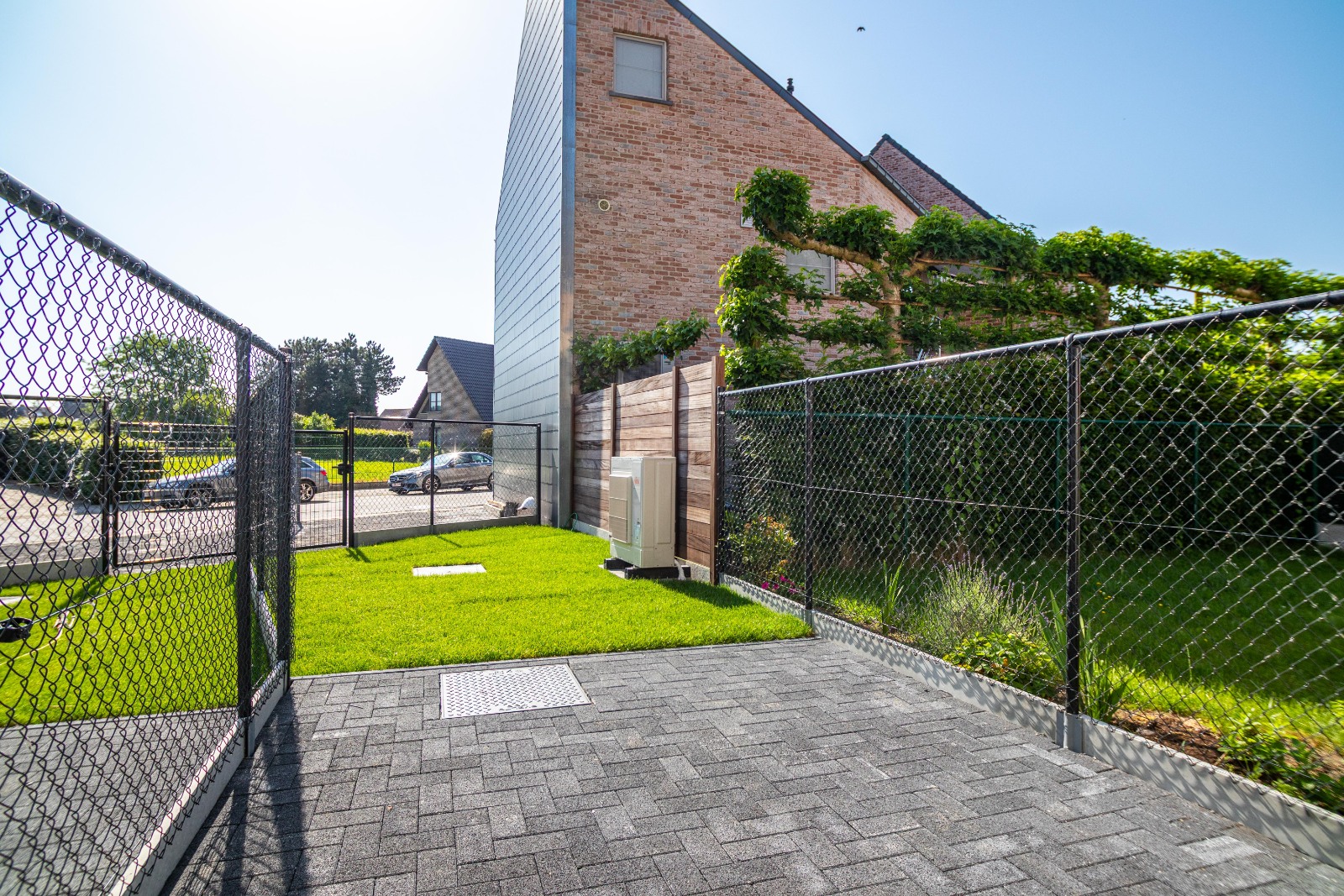 Instapklare, volledig gerenoveerde woning met tuin, terras en oprit – wonen zonder zorgen - foto 4