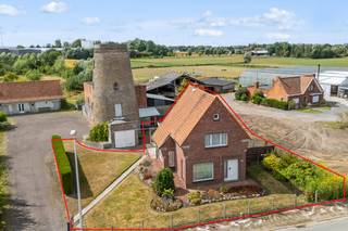 <p>Deze woning is te renoveren maar bied veel mogelijkheden en heeft een heel goede basis. Hierbij werd het dak al geïsoleerd en zijn de verdiepen opgebouwd met gemetste gewelven! De woning omvat op het gelijkvloers de inkomhal, lichtrijke living met uitzicht op de tuin, aparte keuken met ruimte voor een ontbijttafel, achter inkom, ruime berging/wasplaats en badkamer met ligbad. Op de eerste verdieping vinden we dan 3 ruime slaapkamers en nog een mooie verder in te richten zolderverdieping. Buiten vinden we rondom een aangename West georiënteerde tuin met uitzicht op een authentieke molen. De woning is voorzien van een nog heel goed werkende mazoutketel en is voorzien van centrale verwarming op allebei de verdiepingen.<br /><br />Kortom een ideale woning om te renoveren met een mooie basis. Wenst u deze leuke woning te bezoeken? enkel via deze link: https://calendly.com/loimmo/bezoekmoment-nokerstraat46</p>