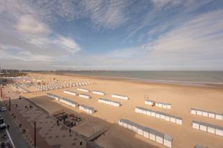 <u><strong>Résidence San Giorgio</strong></u><br /><br />Au 7e étage de la Zeedijk à Duinbergen se trouve ce magnifique appartement rénové (2025), où l'impressionnante vue frontale sur la mer donne immédiatement le ton. L'espace de vie lumineux s'étend sur toute la largeur de l'appartement et s'ouvre, grâce à une grande baie vitrée coulissante, sur la terrasse avant accueillante. Vous y profiterez d'une vue panoramique sur la mer du Nord, un luxe qui vous donnera chaque jour l'impression d'être en vacances.<br /><br />La salle à manger s'ouvre élégamment sur la cuisine ouverte moderne, agrémentée d'un plan de travail en marbre luxueux, de touches chaleureuses en bois et d'appareils électroménagers Miele haut de gamme. L'alliance du style et de la fonctionnalité en fait un endroit merveilleux pour cuisiner, prendre ses repas et profiter de la lumière côtière qui pénètre à flots.<br /><br />À l'arrière de l'appartement règne un calme absolu. Les deux chambres à coucher spacieuses sont équipées d'armoires encastrées et disposent d'un accès direct à une deuxième terrasse avec des espaces de rangement pratiques. Chaque chambre dispose de sa propre salle de bains avec douche à l'italienne et meuble-lavabo élégant, l'une d'entre elles étant intégrée à la chambre principale. L'ensemble respire le confort et le raffinement, idéal tant pour une résidence principale que pour une résidence secondaire.<br /><br />Un garage situé dans une résidence voisine peut être acheté en option, ce qui rend l'ensemble encore plus pratique.<br /><br />Vous souhaitez vivre dans un quartier prisé de Duinbergen, avec une vue imprenable sur la mer depuis le 7e étage ? Contactez-nous dès aujourd'hui pour une visite et laissez-vous séduire par cet appartement exceptionnel.<br /><br /><strong>Réf. : A738</strong>