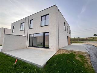 <p><span>Situated on a nature reserve, near the village center of rural Korbeek-Dijle and with a perfect connection to both Leuven and Brussels and other connecting roads, we are honored to offer for sale this modern and timeless new construction project. </span></p><p><span>This contemporary and energy efficient new construction project has been realized by a renowned construction company and concerns 6 semi-detached houses and 1 open house. <br />This newly built house with a facade width of 9 m is situated on a plot of 287 m² and has a living area of 165 m². In a modern and timeless architectural style, this home is finished to a high standard and equipped with all modern living comforts, being underfloor heating throughout, heat pump, solar panels and so much more. This energy efficient property comprises on the ground floor an entrance hall, a guest toilet, a practical storage room, a spacious living room with adjacent dining area with open kitchen which provides access to the garden with terrace of 19 m² where it is lovely to relax. The second floor comprises a bathroom, a separate toilet, a technical storage room and 3 bedrooms. </span></p><p><span>In short, a real opportunity for people who want to live energy efficiently, timelessly, luxuriously and comfortably surrounded by the peace and greenery of the Dyle valley. A unique opportunity! </span></p><p><span> </span></p>