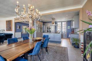 Dit ruim appartement te koop beschikt over een royale bewoonbare oppervlakte van maar liefst 172 m². Het appartement biedt alle ruimte en comfort. De lichtrijke leefruimte met grote raampartijen vormt het hart van de woning en is ideaal om te ontspannen of gasten te ontvangen. De volledig geïnstalleerde keuken sluit hier naadloos op aan en is voorzien van alle nodige toestellen.<br /><br />Het appartement beschikt over drie volwaardige slaapkamers en twee badkamers, waardoor het perfect geschikt is voor gezinnen, koppels of wie graag extra ruimte heeft voor een bureau of hobbykamer.<br /><br />Gelegen op de vijfde verdieping, geniet u van een prachtig uitzicht over de stad. Bovendien werd de gevel van het gebouw recent gerenoveerd, wat bijdraagt aan de verzorgde uitstraling en het toekomstgerichte karakter van het gebouw.<br /><br />De ligging is zonder meer één van de grootste troeven. In het bruisende centrum van Antwerpen woont u op wandelafstand van tal van gezellige restaurants, trendy cafés en diverse winkels. De Meir, de bekendste winkelstraat van Antwerpen, bevindt zich op slechts twee minuten wandelen. Dankzij de vernieuwde Leien en de nabijheid van het openbaar vervoer is ook de bereikbaarheid optimaal.<br /><br />indeling   <br />- inkomhal   <br />- leefruimte<br />- open keuken<br />- berging<br />- gastentoilet<br />- 3 slaapkamers waarvan 2 met ensuite badkamer<br />- kelder<br /><br />Dit appartement te koop wordt aangeboden voor een prijs van 525.000 euro.   <br />Bent u geïnteresseerd in een appartement of woning te koop in Antwerpen? Aarzel dan niet om ons te contacteren.  <br />Had u graag uw eigen eigendom te koop aangeboden contacteer ons dan voor een vrijblijvende schatting, telefonisch op het nummer 03/206.76.76 of per mail naar antwerpen@dewaele.com.    <br /><br />Ook voor alle andere vragen omtrent vastgoed kan u steeds bij ons kantoor te Antwerpen terecht!<br /><br />Bestuursmaatregelen in het maatregelenregister: nee