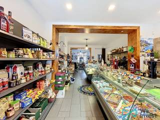 <p><span>Handelsgelijkvloers met een uitstekende indeling en een uitstekende zichtbaarheid, momenteel verhuurd aan een Italiaanse delicatessenzaak en traiteur onder een geregistreerde handelshuurovereenkomst, wat onmiddellijke huurinkomsten voor investeerders garandeert.</span></p>
<p><span>Het pand beschikt over ongeveer 95 m² binnenruimte op een perceel van 115 m² en omvat een handelsruimte van circa 75 m² met een etalage van 5 meter breed en een ruime toonbank, die tal van commerciële mogelijkheden biedt. Achteraan bevindt zich een delicatessenafdeling die de inrichting vervolledigt.</span></p>
<p><span>Aan de achterzijde bevindt zich een ruimte van ongeveer 12 m² die dienstdoet als keuken en opslagruimte. Deze ruimte heeft rechtstreeks toegang tot een privatieve binnenkoer. Een badkamer met douche en toilet vervolledigt het geheel.</span></p>
<p><span>Gelegen aan de gegeerde Vanderkinderestraat in Ukkel, op wandelafstand van de Brugmannlaan, de Molièrelaan en de Winston Churchilllaan, geniet het pand van een dynamische commerciële omgeving in een van de meest gezochte wijken van de hoofdstad.</span></p>
<p><span>Momenteel verhuurd en uitgebaat door een handelszaak gespecialiseerd in Italiaanse gastronomie, vormt dit handelsgelijkvloers een interessante investeringsopportuniteit met onmiddellijke huuropbrengsten. Een ideale investering voor wie op zoek is naar kwalitatief commercieel vastgoed op een toplocatie met een bestaande huurder.</span></p>