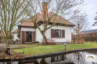 Deze stijlvolle villa bevindt zich in het groene Merelbeke. Je komt binnen via een ruime, elegante traphal die toegang biedt tot alle vertrekken...