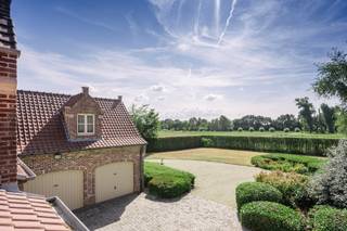 De villa is uiterst rustig gelegen in een rustige straat te Grammene, een deelgemeente van Deinze. Hier woont u omgeven door natuur en rust, terwijl scholen, winkels, openbaar vervoer en verbindingswegen (zoals de N35 en E17) vlot bereikbaar zijn. <br /><br />Bij het betreden van de woning komt u in de ruime inkomhal met een prachtige trap in eik. Via de inkomhal komt u in de ruime en lichtrijke leefruimte met afgewerkt met parket, open haard en grote raampartijen die uitzicht bieden op de tuin en het achterliggende landschap; De keuken met aansluitend de bijkeuken geven toegang tot het zonnige en deels overdekt terras. De leefruimte en keuken bieden de perfecte verbinding met de tuin. Verder bevinden zich op het gelijkvloers een kamer die kan dienst doen als slaapkamer of bureau, een badkamer met lavabomeubel, ligbad en inloopdouche.<br /><br />Op de eerste verdieping bevinden zich nog minimaal 4 slaapkamers waarvan 1 zeer ruime masterbedroom waar aansluitend een dressing kan voorzien worden, een badkamer en een zoldergedeelte die nog verder ingericht kan worden.<br /><br />De ruime garage biedt plaats voor 3 wagens en is verbonden met de woning. <br /><br />In de aangelegde tuin is het zalig vertoeven en heeft u bovendien een weide waar u van het weidse zicht kan genieten of u dieren kunt houden. Door de ligging en omliggende weidse uitzicht geniet u hier van complete privacy.<br /><br />Bovendien heeft u hier meerdere mogelijkheden. Dankzij de slimme indeling en de riante oppervlakte van 320m² leent dit pand zich uitstekend tot het inrichten van een kangoeroewoning.<br /><br />De woning is niet aangesloten op stadswater.<br /><br /><br />Bestuursmaatregelen in het maatregelenregister: nee
