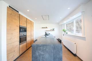 Deze stevige HOB met 3 slaapkamers beschikt over een ruime living met vernieuwde open keuken (2017), compleet ingericht. De lichtrijke keuken...