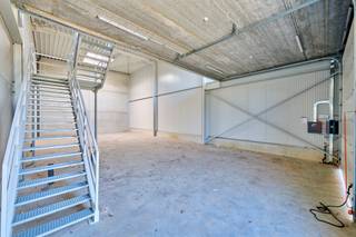 <p>KMO-unit te koop Genk - BEDRIJVENPARK KOMPELLAAN<br /><br />Bedrijvenpark Kompellaan: 21 moderne KMO-units langsheen de Kompellaan in Genk. Dit complex biedt kleine en middelgrote ondernemingen de perfecte plek om te starten, groeien en te innoveren. De unit 6 heeft een totaaloppervlakte van 269m² en beschikt over 2 parkeerplaatsen. De unit wordt casco opgeleverd.<br /><br />KMO-Unit 6<br />- oppervlakte: 207m² gelijkvloers &amp; 62m² mezzanine<br />- staalstructuur met geïsoleerde wanden en dak<br />- sectionaalpoort 4mbr x 4,2mh<br />- 2 privatieve parkeerplaatsen<br /><br />Voor meer info 011/39 90 50 of info@jansenrealestate.be<br />https://www.jansenrealestate.be/project-kompellaan/6190088/</p>