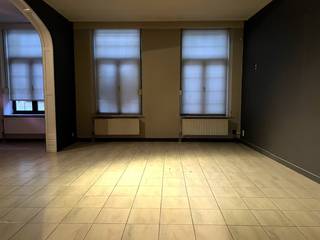 Ruim APPARTEMENT met 3 slaapkamers en terras te huur in het centrum van Diest, Kardinaal Mercierstraat 12 bus A000<br /><br />Het duplex appartement is gelijkvloers gelegen in een kleine residentie in het centrum, kort bij alle voorzieningen.<br /><br />Indeling : <br />- ruime woonkamer<br />- berging<br />- badkamer ( inloopdouche)<br />- toilet<br />- keuken<br />- slaapkamer<br />- berging<br />- terras<br /><br />Op het verdiep :<br />- 2 slaapkamers met ingebouwde kasten<br /><br />CV op gas <br />EPC : 329, Label D<br /><br />Geen gemeenschappelijke kosten<br />Poetsen gang in samenspraak met de andere bewoners<br /><br />Huurprijs : € 925,00 per maand<br />geen gemeenschappelijke kosten<br /><br />Info en bezoek : 013/31.12.33<br /><br /><br />Alle gegevens zijn louter informatief, onder elk voorbehoud, en voor zover het pand intussen niet verhuurd of verkocht is.<br />Dit pand wordt door ons geplaatst op volgende websites :<br />-www.alvast.be<br />-www.immoscoop.be<br />-www.zimmo.be<br />-www.spotto.be<br />Indien U het pand op andere websites zou aantreffen is dit niet door ons geplaatst en is de info mogelijk niet up-to-date.