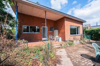 Voor meer informatie of om een bezoek in te plannen, neemt u gerust contact op met Gil via 016 792 900 of via gil.christiaens@homixx.be.<br /><br />Bent u op zoek naar een woning met potentieel op een uitzonderlijk perceel? Dan is deze te renoveren bungalow beslist een bezoek waard.<br /><br />Gelegen in een rustige eenrichtingsstraat geniet deze eigendom van een ideale combinatie tussen een vlotte bereikbaarheid en een aangename, groene woonomgeving. Dankzij de nabijheid van verschillende invalswegen bereikt u snel omliggende gemeenten, scholen, winkels en andere voorzieningen, terwijl u thuis volledig tot rust komt.<br /><br />De woning bevindt zich op een prachtig perceel van meer dan 18 are met een gunstige zuidoostelijke oriëntatie. Hierdoor geniet u de hele dag door van een aangename lichtinval en een zonnige tuin, ideaal voor wie houdt van buitenleven, tuinieren of het creëren van een sfeervolle buitenruimte.<br /><br />De huidige bungalow beschikt over een praktische indeling met een aangename leefruimte, een keuken, twee slaapkamers en een badkamer. Hoewel de woning gerenoveerd dient te worden, biedt ze tal van mogelijkheden om ze volledig naar eigen smaak en hedendaagse normen in te richten. Ook het ruime perceel biedt interessante perspectieven voor wie op zoek is naar extra uitbreidingsmogelijkheden, steeds onder voorbehoud van de geldende stedenbouwkundige voorschriften.<br /><br />Deze eigendom is dan ook een unieke opportuniteit voor handige renovatiezoekers, investeerders of gezinnen die dromen van een rustige woonomgeving met alle troeven binnen handbereik.<br /><br />Een perceel met karakter, een uitstekende ligging en een woning boordevol potentieel: de ideale basis om uw woondroom waar te maken.<br /><br />Interesse? Contacteer ons vandaag nog voor meer informatie of een bezoek ter plaatse.