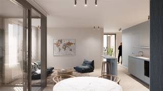 Ontdek dit appartement van 97,70 m² met een bijzonder functionele indeling, ideaal voor een gezin of als investering.De centrale inkomhal verdeelt de ruimtes op een doordachte manier. De lichtrijke leefruimte met salon- en eetgedeelte sluit aan op een moderne en gezellige open keuken. Vanuit de keuken heeft u toegang tot het terras van 5,43 m², perfect om te genieten van een private buitenruimte.Het nachtgedeelte omvat drie volwaardige slaapkamers die comfort en flexibiliteit bieden (slaapkamer, bureau, kinderkamer, enz.).Het appartement beschikt over een badkamer met ligbad, een aparte douchekamer en een afzonderlijk toilet, wat zorgt voor extra comfort in het dagelijks leven.Dankzij de duidelijke scheiding tussen leef- en slaapgedeelte combineert dit appartement functionaliteit, lichtinval en een optimale benutting van de ruimtes.