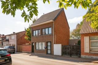 Ruime gezinswoning met 3 slaapkamers op TOP-locatie met zuidwest gerichte tuin.Ligging, ruimte en een zonnige tuin: deze woning combineert drie sterke troeven op een bijzonder aantrekkelijke locatie. Gelegen in een rustige en aangename woonomgeving geniet u hier van veel groen en privacy, terwijl winkels, scholen, openbaar vervoer en belangrijke verbindingswegen vlot bereikbaar zijn. Een ideale combinatie voor wie rustig wil wonen zonder in te boeten aan bereikbaarheid.Bij het betreden van de woning ontdekt u een ruime leefomgeving. De gezellige woon- en eetkamer sluit aan op de ruime, volledig ingerichte keuken, waar een groot werkblad met zitgelegenheid en een lichtkoepel voor een aangename en praktische leefruimte zorgen.Verder beschikt de woning over een verzorgde badkamer met ruime inloopdouche en wastafelmeubel op het gelijkvloers en zijn er in totaal 3 ruime slaapkamers aanwezig verdeeld over 2 verdiepingen. De beschikbare ruimte in de slaapkamers biedt bovendien potentieel voor het creëren van een vierde slaapkamer.De zuidwest georiënteerde tuin vormt een absolute troef en laat u optimaal genieten van de middag- en avondzon. Direct aan de woning bevindt zich een groot terras met een ruime overkapping, ideaal voor lange zomeravonden, etentjes of gezellige momenten met familie en vrienden.De tuin loopt verrassend diep door en beschikt over verschillende gezellige zones, veel groen en een ruim houten tuinhuis dat voor de nodige extra bergruimte zorgt.Momenteel is een deel van de tuin van het naburig perceel open gezet en is de schutting deels verwijderd, de schutting dient in onderling overleg met het naburig perceel geplaatst te worden. Ook energetisch werden reeds interessante investeringen uitgevoerd, waaronder 16 zonnepanelen met een totaal vermogen van circa 6.800 Wp in combinatie met een thuisbatterij van 5 kW en recent 2 zonnecollectoren voor sanitair warm water.De combinatie van de toplocatie, 3 slaapkamers, het ruime woonvolume en de zonnige zuidwesttuin maakt dit een bijzonder interessante gezinswoning.Een woning met een stevige basis en heel wat potentieel, waar u met enkele verdere moderniseringen een prachtige thuis van kunt maken.Heeft u interesse?☎️ 0468/56.94.08✉️ nils@lefevervastgoed.be💬 Stuur gerust een berichtje
