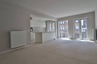 <p><span>Prachtig gerenoveerd appartement met twee slaapkamers</span></p><p><span> </span></p><p><span>In het hart van de Stad vinden we dit gezellig en lichtrijke appartement terug, gelegen in een kleinschalige residentie die volledig werd gerenoveerd.</span></p><p><span> </span></p><p><span>Het appartement is gelegen op de tweede verdieping en is ingedeeld met een inkom met apart toilet, ruime woonkamer met open keuken voorzien van alle comfort en een aansluitende berging. Er zijn twee slaapkamers en een badkamer met wastafel, inloopdouche en een ingemaakte kast waar wasmachine en droogkast hun plaats vinden.</span></p><p><span> </span></p><p><span>Achteraan is een breed balkon.</span></p><p><span> </span></p><p><span> </span></p><p><span> </span></p><p><span> </span></p>