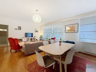 <p><b>WATERMAEL-BOITSFORT</b>, in a leafy neighbourhood close to all amenities, a 3-bedroom flat of approx. 103m² on the first floor.<br /><br /><u><strong>First floor</strong>:</u></p>
<ul>
<li>Entrance hall with built-in cupboard</li>
<li>Fully fitted kitchen (oven, hob, extractor hood, fridge, freezer, dishwasher) with access to an east-facing terrace of approx. 10 m².</li>
<li>Living room of approx. 30 m² with access to an east-facing terrace of approx. 10 m².</li>
<li>Bedroom 1: approx. 11 m² (2.9 x 3.8 m) with fitted wardrobe</li>
<li>Bedroom landing with storage space</li>
<li>Bedroom 2: approx. 9 m² (2.98 x 3 m) with shelving</li>
<li>Bedroom 3: approx. 15 m² (2.97 x 5 m) with wardrobe</li>
<li>Bathroom with bidet and connections for washing machine and tumble dryer</li>
<li>Separate toilet with washbasin</li>
</ul>
<p>Cellar no. 1<br />Estimated service charges of €300/month (communal areas, water, heating and caretaker)<br /><br />Available 1 August 2026</p>