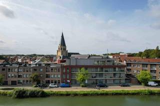 Ontdek dit uitstekend onderhouden appartement, gelegen aan de prachtige Leuvense vaart. Dit appartement biedt u de perfecte combinatie van rust en stadsleven. U bevindt zich op slechts enkele minuten wandelen van het centraal station, met gemakkelijke toegang tot bussen, winkels en scholen. Alles wat u nodig heeft, ligt binnen handbereik.<br /><br />Het appartement zelf straalt comfort en kwaliteit uit. Bij binnenkomst wordt u verwelkomd in een lichtrijke woonkamer. De keuken is volledig uitgerust met hoogwaardige apparatuur, ideaal voor kookliefhebbers. De slaapkamer is ruim en biedt voldoende opbergruimte. De badkamer is mooi afgewerkt.<br /><br />Daarnaast ligt dit appartement op fietsafstand van de groene long van Mechelen: het prachtige Vrijbroekpark. Hier kunt u genieten van ontspannen wandelingen, sportieve activiteiten en de schoonheid van de natuur.<br /><br />Parking inbegrepen!<br />Provisie kosten: €60/ maand<br />Beschikbaar: vanaf maart!<br /><br />Vraag je bezoek uitsluitend aan via de website van Malines Group.