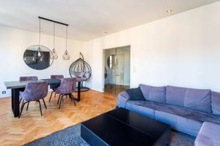 Dit instapklare appartement is gelegen op de tweede verdieping van een hoekpand aan de Arthur Matthyslaan 41, in een rustige maar centrale buurt op de grens van Deurne en Borgerhout. Dankzij de gunstige ligging woon je hier op wandelafstand van het groene Te Boelaarpark en de levendige Te Boekenberglei, met een ruim aanbod aan winkels, gezellige horecazaken en vlotte verbindingen met het openbaar vervoer. Het appartement maakt deel uit van een verzorgd gebouw en verkeert in een degelijke staat, met potentieel om naar eigen smaak lichtjes opgefrist te worden. Bij het betreden van het appartement springt meteen de ruime en lichtrijke leefruimte met aansluitend terras in het oog. Verder beschikt het appartement over twee volwaardige slaapkamers, betegelde badkamer, een afzonderlijk toilet en een ruime, uitgeruste keuken met aansluitend een tweede terrasje. De praktische indeling en solide basis maken dit appartement bijzonder geschikt voor wie op zoek is naar een comfortabele woonst met mogelijkheden tot persoonlijke afwerking, maar ook voor investeerders. Daarnaast is er een handige kelderberging aanwezig en is de afgesloten autostaanplaats verplicht aan te kopen aan €27.500. Belangrijkste troeven: rijke lichtinval dankzij hoekligging, elektriciteit conform, toplocatie nabij Te Boelaarpark en Te Boekenberglei. Verplichte vermeldingen: EPC: 165 kWh/m², P-score: C, G-score: C, Wg-Vg-Gvkr-Gvv-Gmo